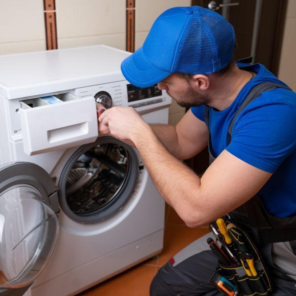 فني صيانة غسالات يصلح لوحة تحكم غسالة أوتوماتيك في الخبر